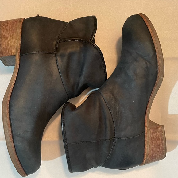 UGG AUSTRALIA DARLING S/N 1005898 DARK GRAY LEATHER CHUNKY HEEL BOOTS Size 8.5 - Picture 10 of 15